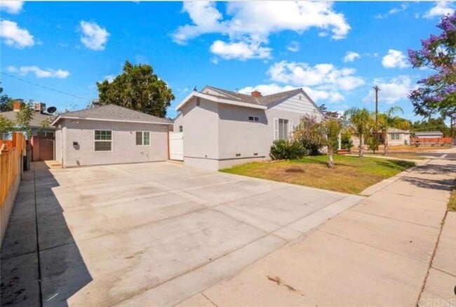 Foto del edificio - Charming 1 Bed / 1 Bath ADU with Private Patio in Prime Sylmar Location