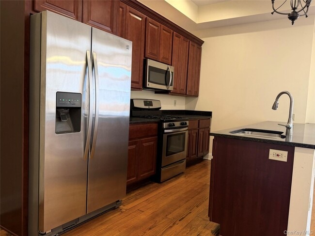 Building Photo - 337 Main St