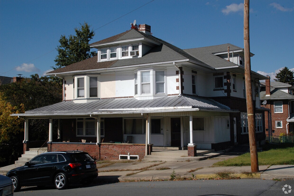 Building Photo - 1337 Perry St