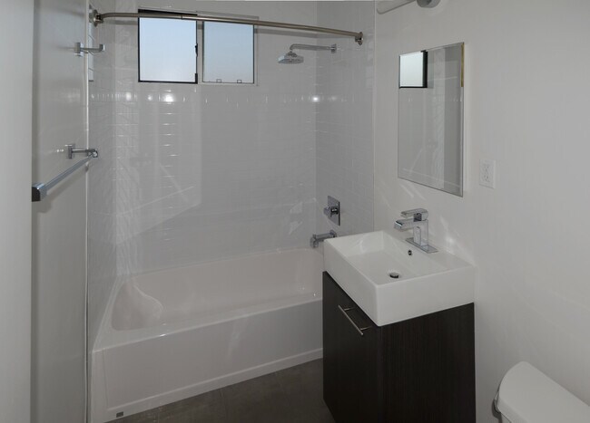 Foto del edificio - 8008 Norton Ave