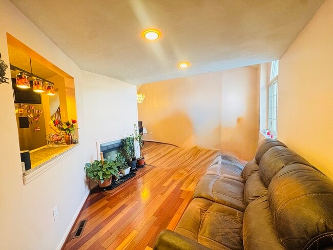 Building Photo - 237 South St