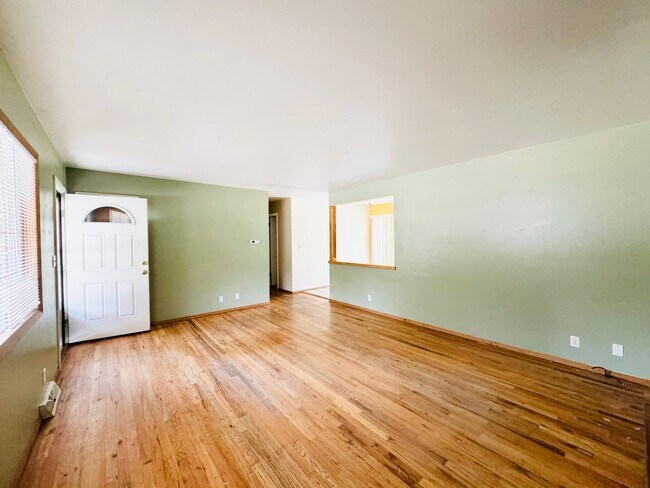 Building Photo - 3 Bed/1 Bath Home Near CSU!