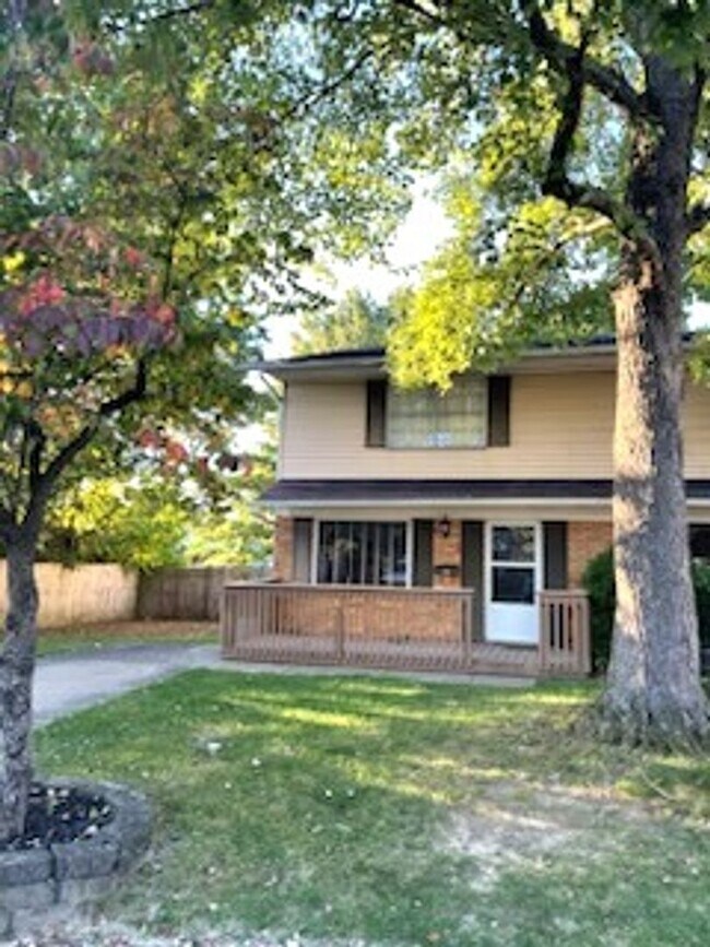 Building Photo - Three bedroom One Half Bath Located in Hur...