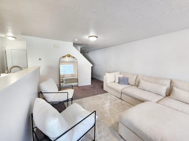 Building Photo - 447 S Pegasus Way