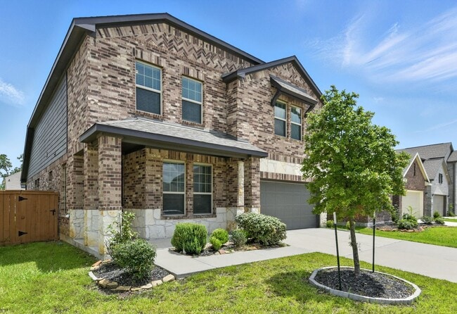 Building Photo - Spacious Home with Resort-Style Amenities