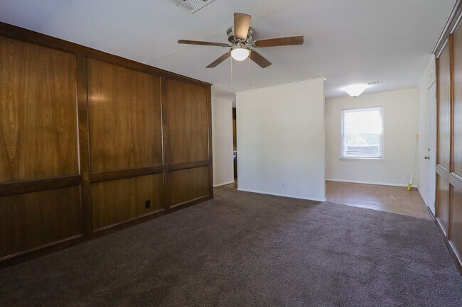 Building Photo - 3 Bed | 1 Bath in West Tulsa!