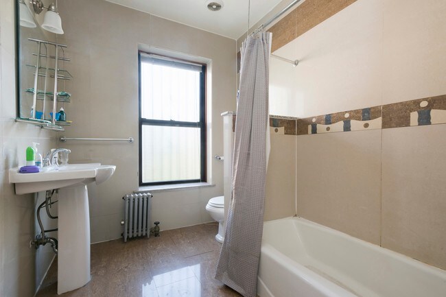 Foto del edificio - 320 Second Ave