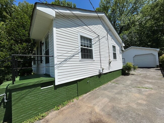 Building Photo - Cozy Cottage 2/1 House in South Rome- $995
