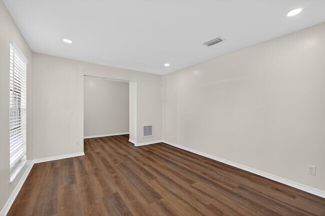 Foto del edificio - Home For Rent In Orange Park