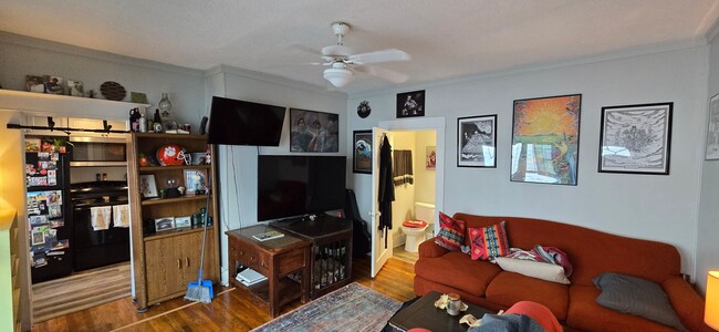 Building Photo - 1 bedroom upstairs unit in North Shore!