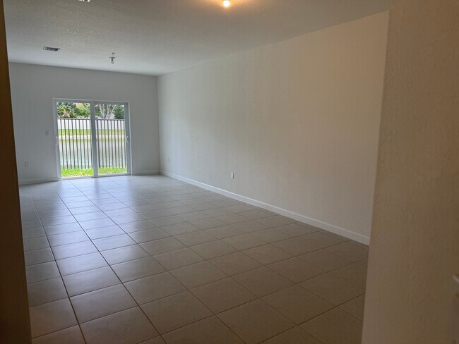 Foto del edificio - 18406 SW 2nd St