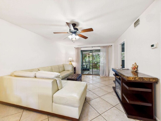 Foto del edificio - Furnished 2BR/2BA Pine Haven Condo with Pr...