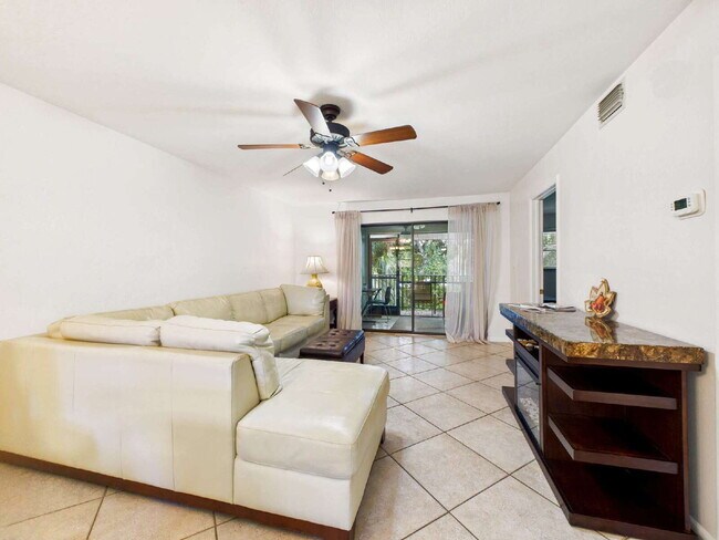 Building Photo - Furnished 2BR/2BA Pine Haven Condo with Pr...