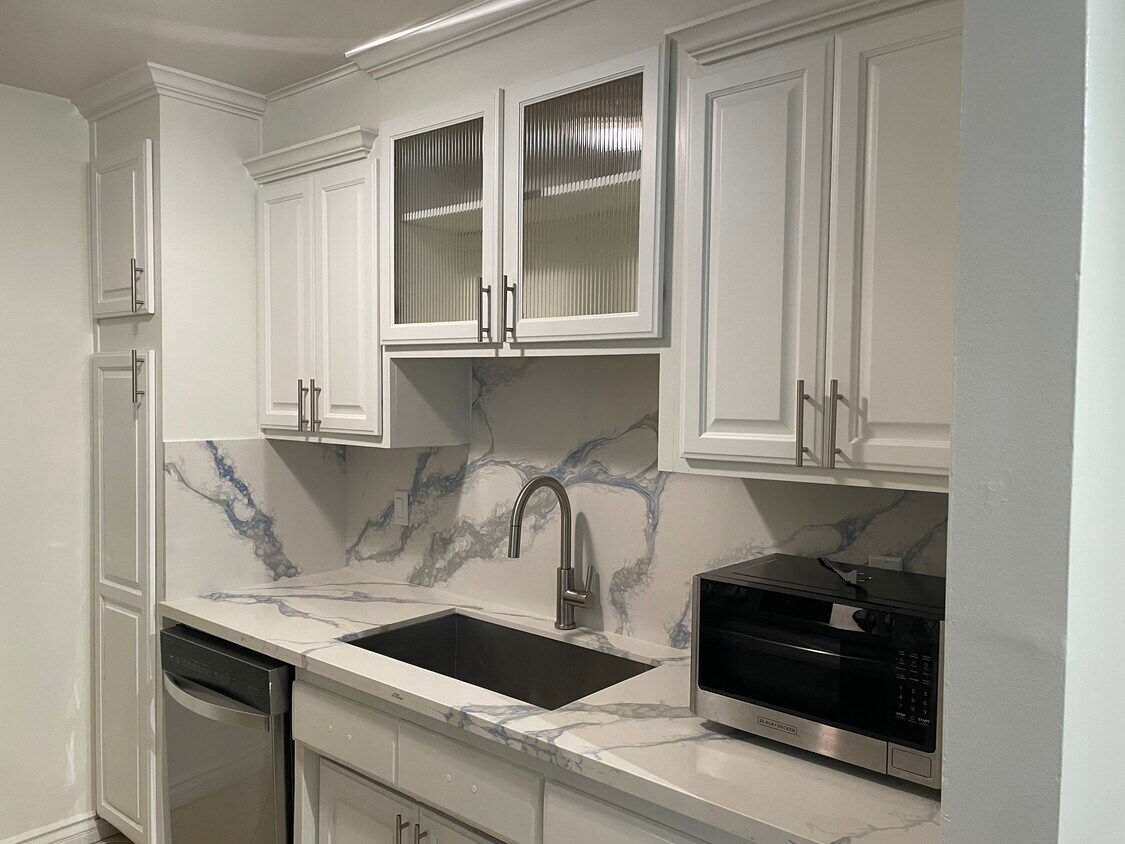 Primary Photo - 1831 Barry Ave