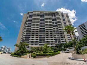 Building Photo - 2500 Parkview Dr
