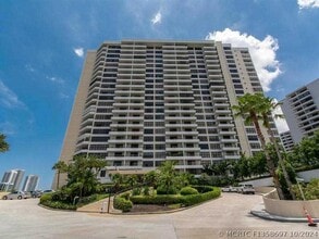 Building Photo - 2500 Parkview Dr