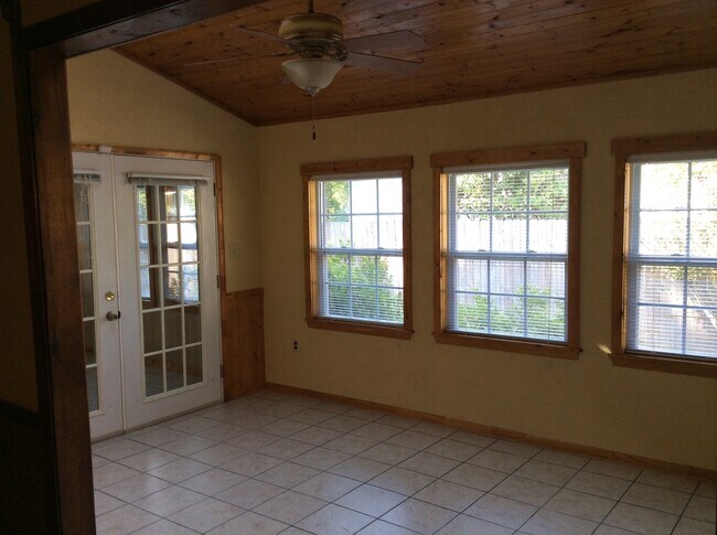 Photo - 3 Bedroom Home in Great Location!