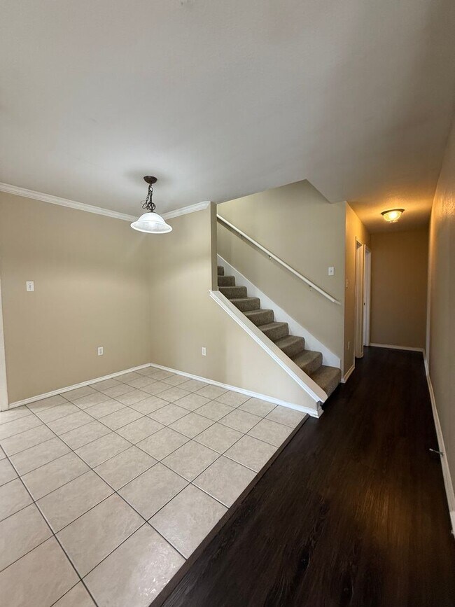 Foto del edificio - 3/2.5/2 2 STORY - Great Location near Main St