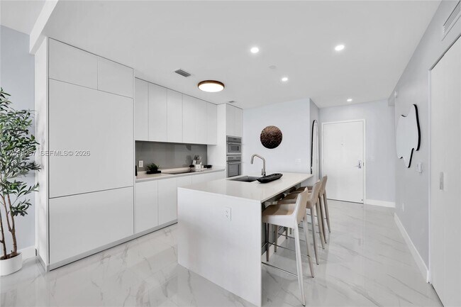 Foto del edificio - 700 NE 24th St