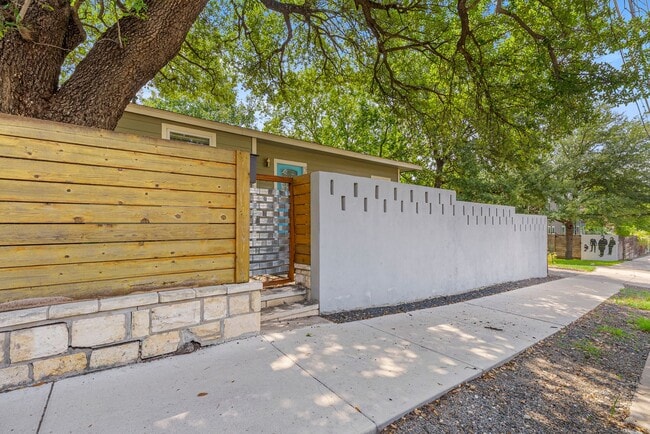 Building Photo - Beautiful 3 bedroom, 2 bathroom home in Ce...