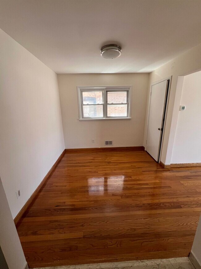 Foto del edificio - 304 Columbia Ave