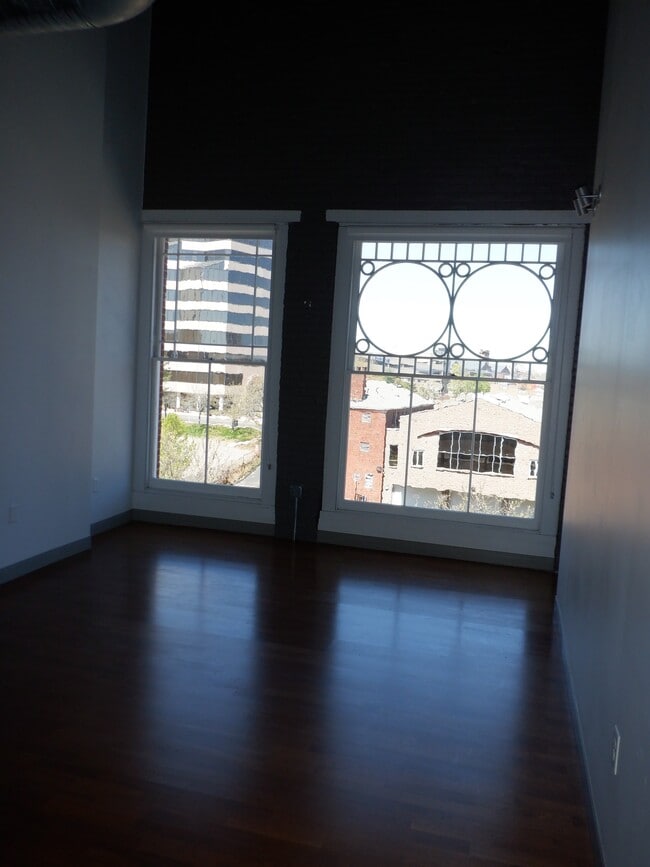 Building Photo - 113 Allyn St