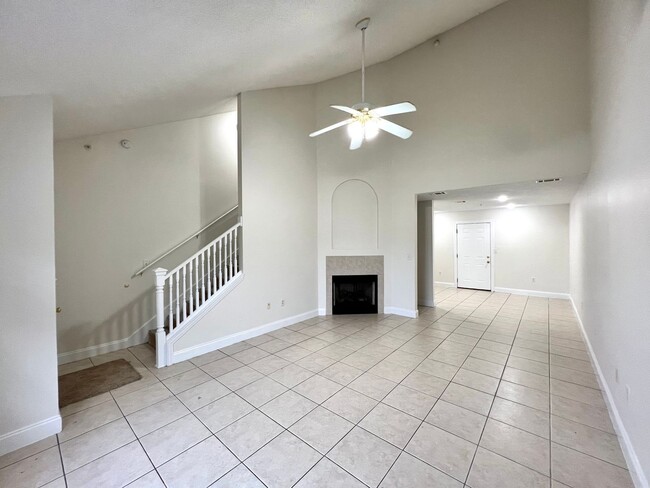 Building Photo - Central Crestview Location