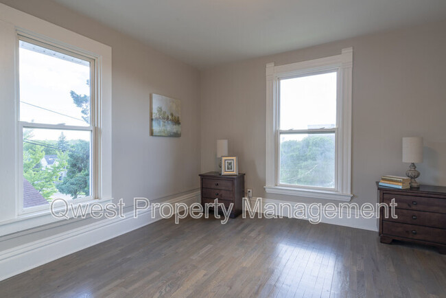 Foto del edificio - 806 Emerald Ave NE