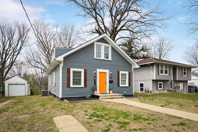 Building Photo - Move In Ready 5-Bedroom Home with Open Lay...