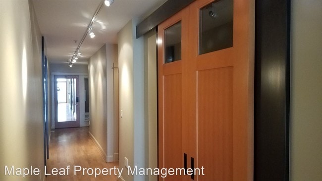 Building Photo - 2 br, 1.5 bath House - 121 Lakeside Ave #205