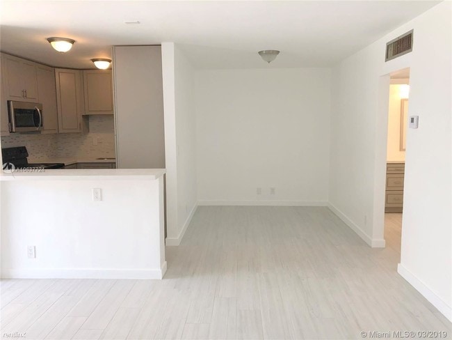 Building Photo - 1 br, 1 bath Apartment - 930 North 14th Court