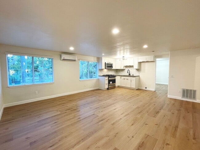 Foto del edificio - 3141 Hillview Dr N