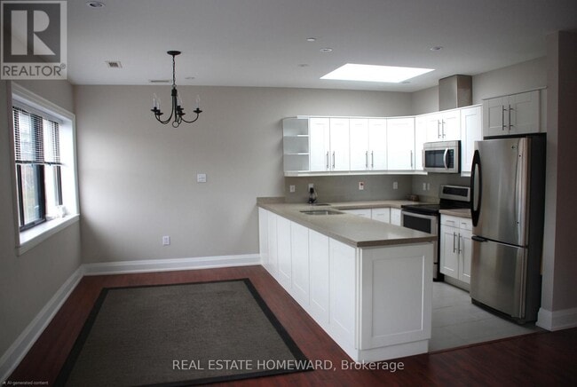 Building Photo - 425 Queen St E