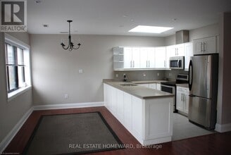 Building Photo - 425 Queen St E