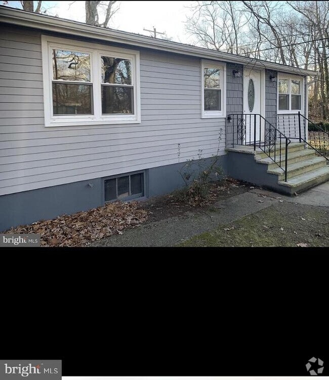 Building Photo - 67 Syringa St