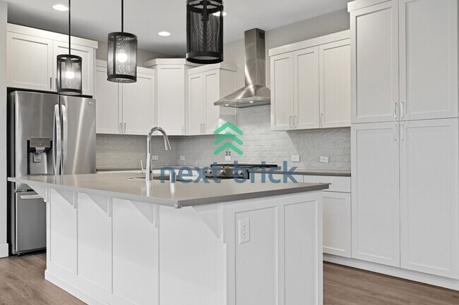 Foto del edificio - 4 BED & 3.5 SINGLE FAMILY HOUSE FOR RENT