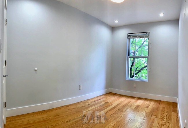 Building Photo - 128 India St