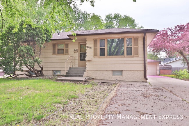 Building Photo - 3116 S Lake Ave