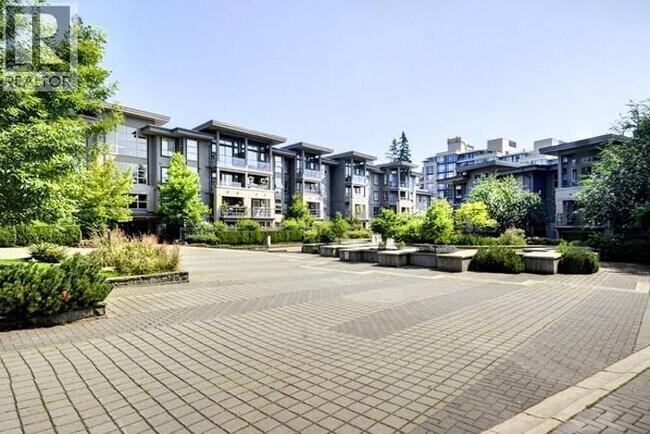 Photo du bâtiment - 9329-9329 University Crescent
