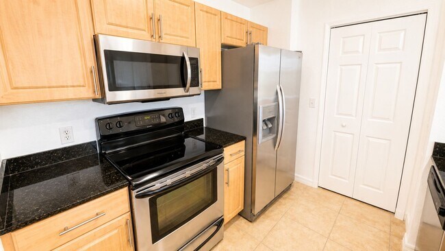Building Photo - Annual unfurnished luxury 3/2 condo downtown Sarasota overlooking a park!