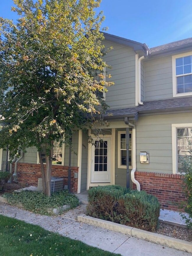 Building Photo - 3 bed 3 bath townhome - Ready 4/10/26