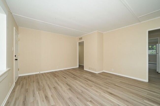 Building Photo - 3 Bedroom in Carmel