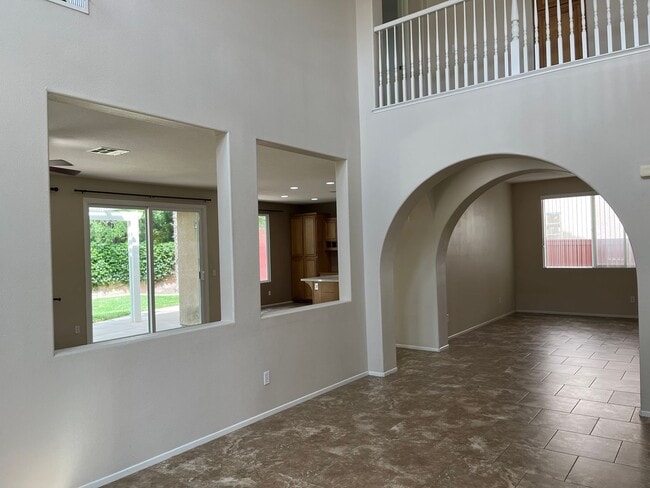Building Photo - 4 bed Paseo del Sol Home with Downstairs B...