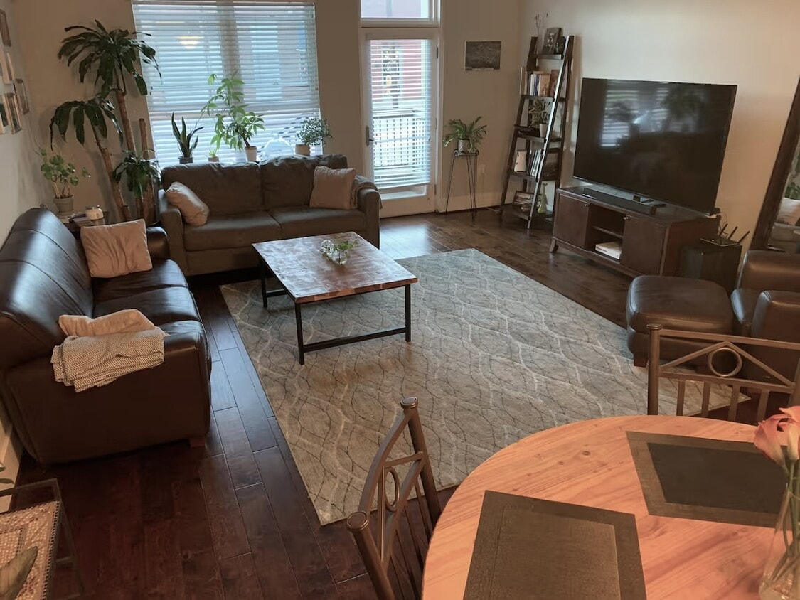 Building Photo - 444 S Blount St