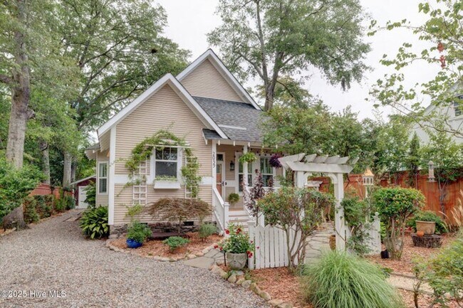 Foto del edificio - Welcome to this stunning 3-bedroom, 3-bath...