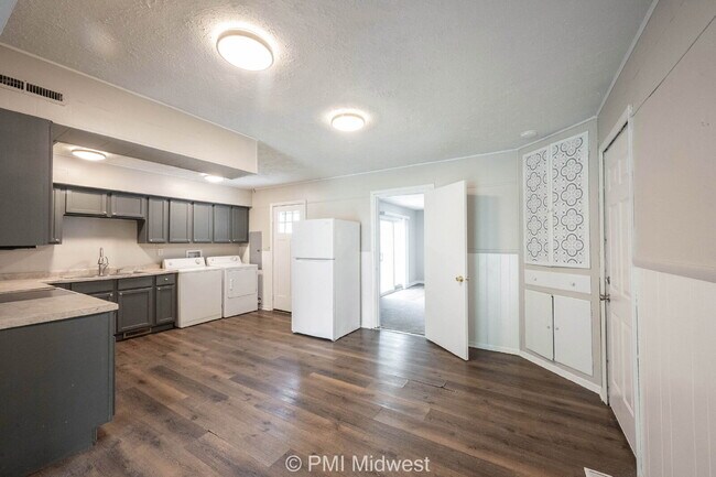 Foto del edificio - "Charming 4-Bedroom Retreat with Spacious Living in Indianapolis!"