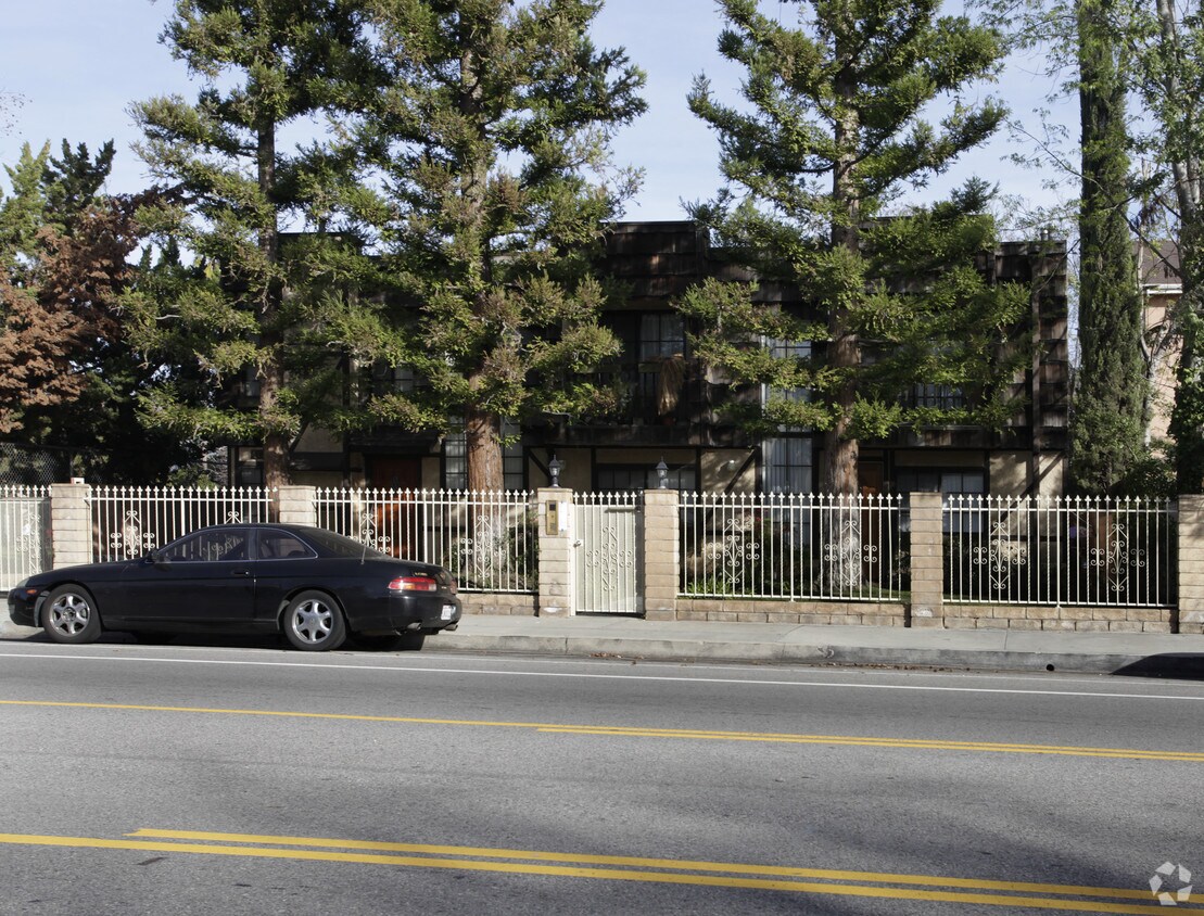 Primary Photo - 4424 Colfax Ave