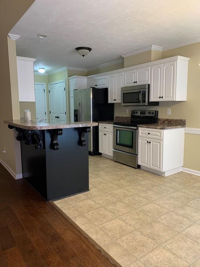 Building Photo - 548 Lory Ln