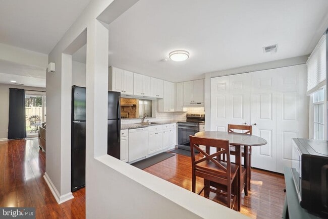 Building Photo - 5300 Larochelle Ct