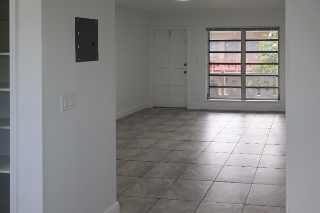 Foto del edificio - 5920 NW 16th Pl